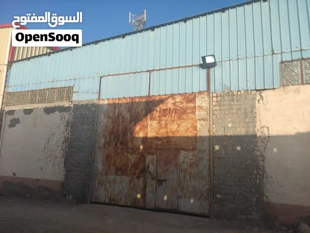 مخزن جاملون كامل علي الطريق الرئيس