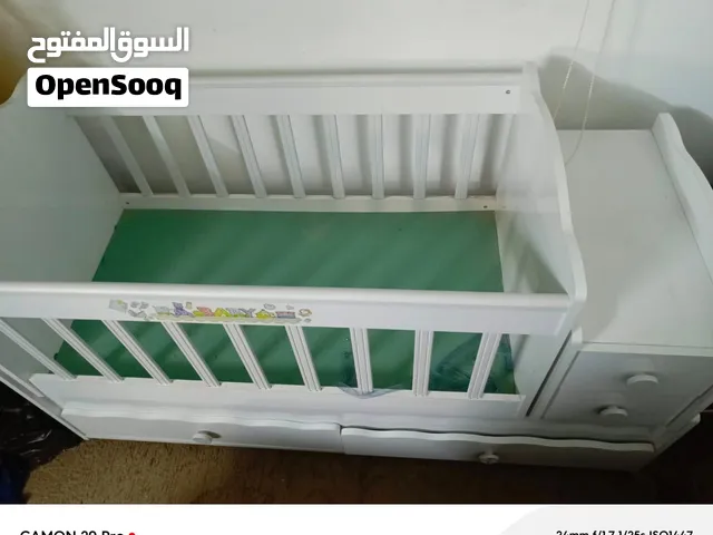 تخت بيبي هزاز للبيع مع أماكن تخزين ملابس للبيبي