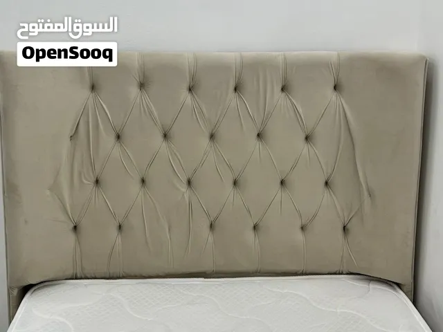 سرير بيج مساحة 200 * 125 مع الفراش (المرتبة) علماً بأن الخشبة التي ترفع الفراش مكسورة