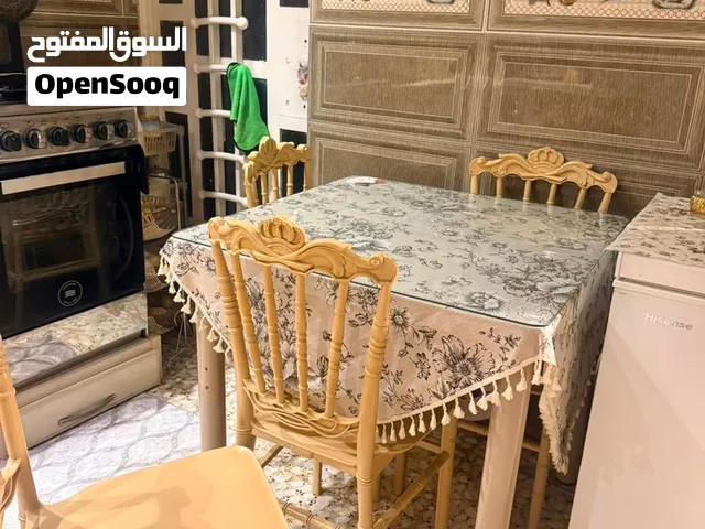 للبيع: طاولة طعام (ميز) مع زجاجة سطح بحالة ممتازة جداً! البيع بدون الكراسي