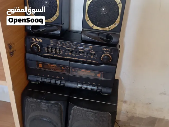 مسجل AKAWA كلاسيكي قديم للبيع بحالة ممتازة وبدن نظيف، يأتي مع طقم مكون من 4 سماعات