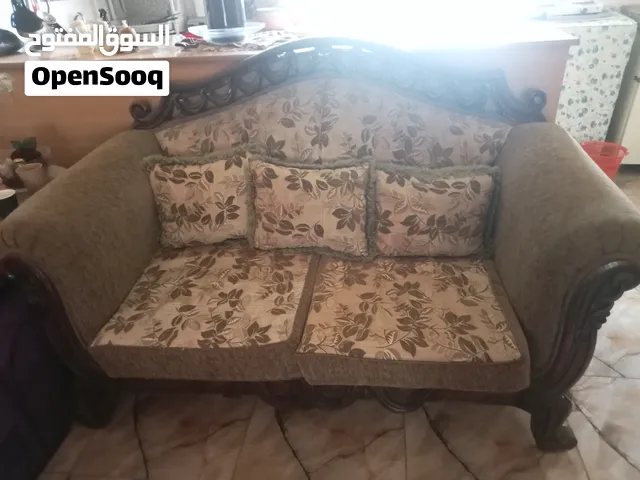 كنب وطاولات ومجموعة اغراض بحاله جيده للبيع في إربد بسعر مغري
