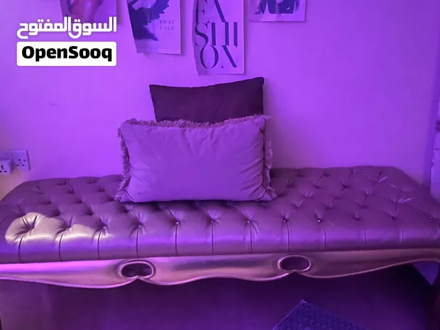 مقعد جانبي لون ذهبي للبيع