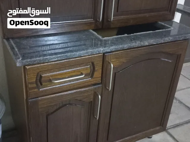 مطبخ صغير مع رخام مع خزانه علويه