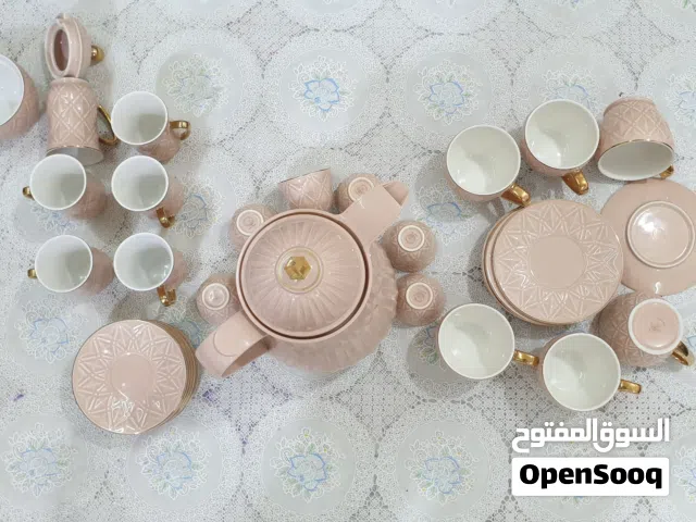 دلة وفناجين واكواب قهوة وشاي وصحون وعلبة السكر