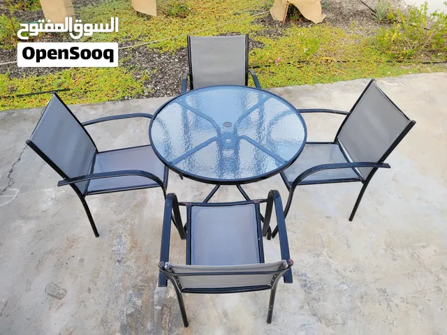 كراسي وطاولة لجلسة خارجية مستعمل