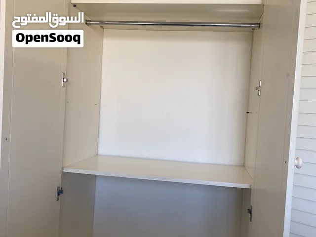 غرفه نوم عبارته عن سرير ومرتبه طبيه وعدد 2 دولاب منفصلين كما بالصور