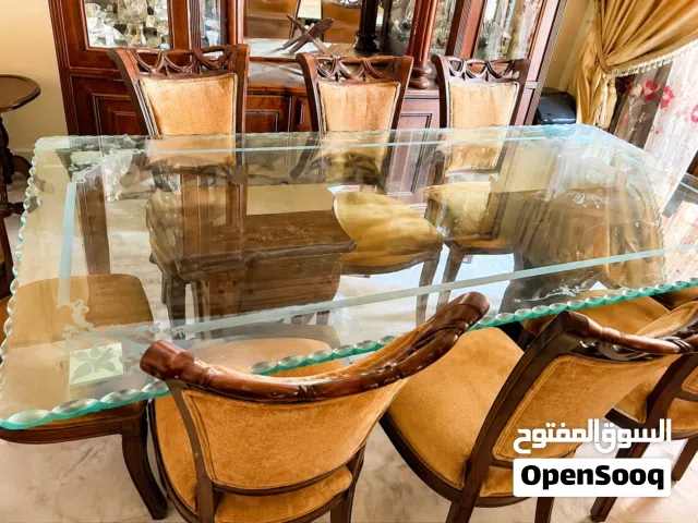طاولة سفرة مع 8 كراسي خشب زين وإنارة داخلية شبه جديدة
