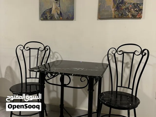 طاولة رخام + كرسيين للاستخدام الداخلي او الخارجي للبيع