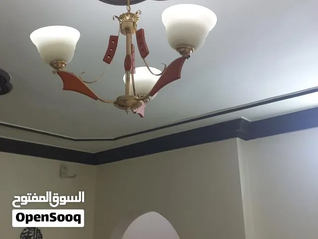 ثريا استعمال خفيف ثلاث لمبات البيع فقط في 8 دنانير