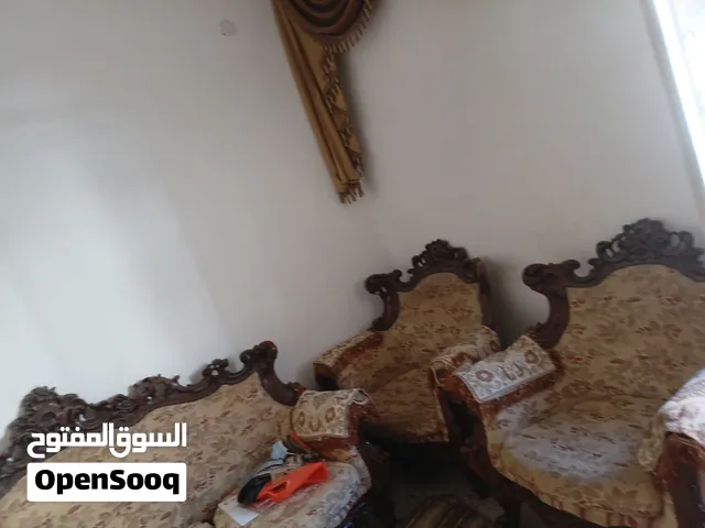 للبيع صالون خشب منحوت 5 قطع التفاصيل: • كنبة كبيرة 3 أشخاص • 4 كراسي فردية • خشب ثقيل القماش مستعمل
