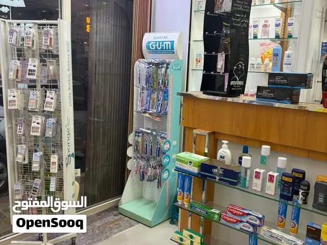 صيدلية للبيع عجمان العمر 5سنوات موجود ثلاث موظفين دخل جيدا جدا