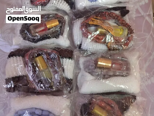باقة أنيقة تحتوي على طاقية الصلاة ومسباح وعطر صغير
