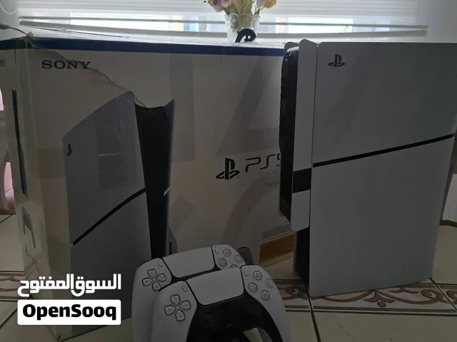 بليستيشن 5 مع الكرتونه استعمال 4 شهور نظافه 100/100 مع قبضتين الاصليين و قاعده شحن القبضات
