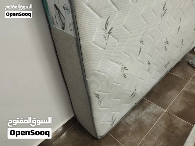 فراش سرير زوجي مقاس 200×180 استعمال خفيف نظيف اسفنج 3 طبقات