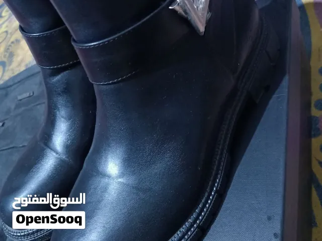 بوت اسود جلد قياس 39 للبيع