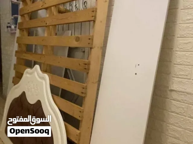 سرير كامل للبيع استعمال بسيط عرضه ميترو وعشرين للبيع 200 دينار مكان طرابلس المنصوره