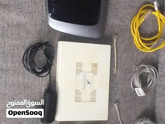 للبيع زوز راوترات نضاف ويخدمو معاهم خيط كهرباء وكوابل وشواحن كاملة سعر 85 فقط نهايته