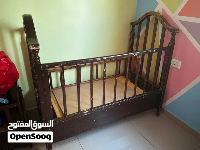 تخت بيبي خشب زان قوي ومتين مستعمل بحالة جيدة قابل للتفاوض يحتاج الى دهان حسب الرغبة