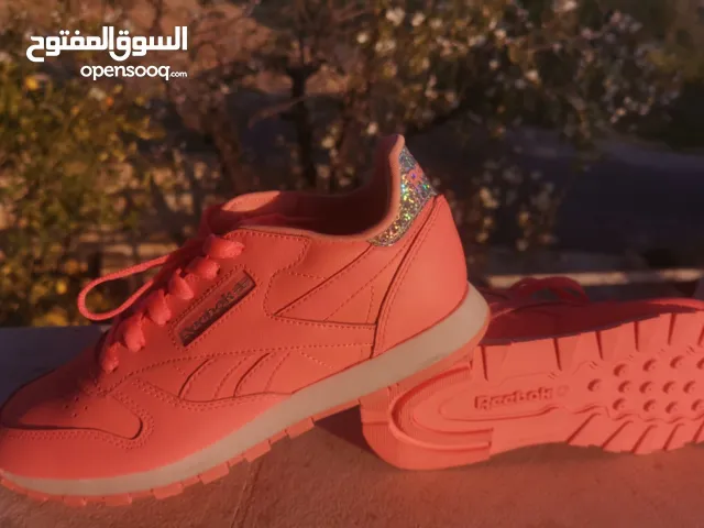 حذاء رياضية: Reebok لون فسفوري/ Sketcher شمواه رمادي