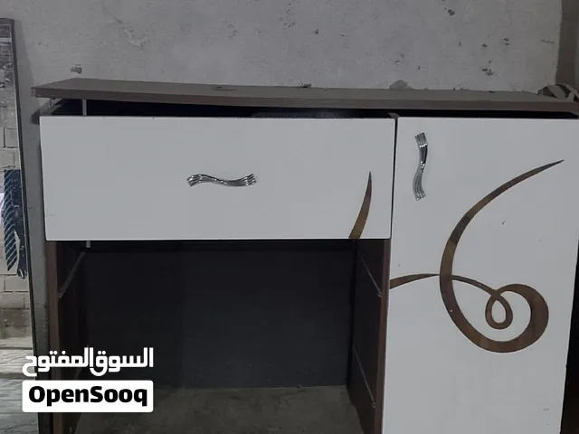 ميز تواليت والمراية مالته وبي 3 مجرات مكسورة السجة مالتهن .....