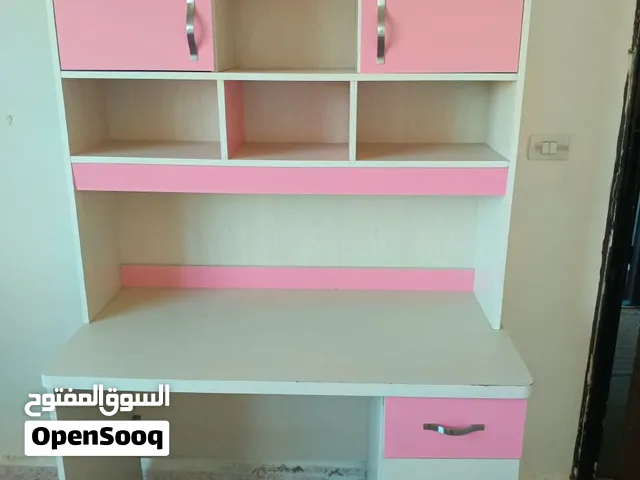 مكتب للدراسة مع رفوف وخزائن بجودة عاليه وبحالة الجديد