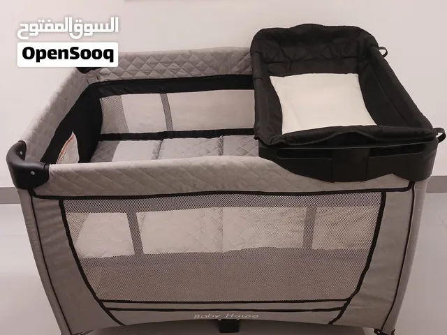 سرير أطفال متنقل قابل للطي والتخزين مع طاولة غيار الحفاضات  ماركة BABY HOUSE