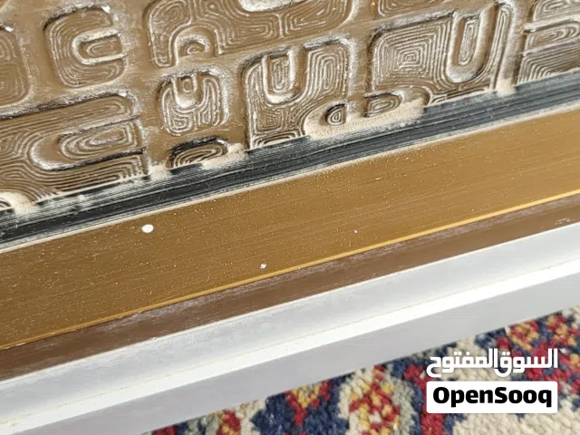 دولاب مطبخ محمل بحاله جيده جدا دهبي في فضي ب 2رف زجاج سميك مقاس الدولاب 41×63
