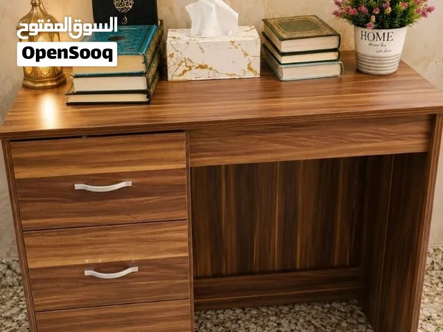 ميز جديد ما مستخدم يوصل بالكرتون يرهم لدراسة أو مكتب او ميز تواليت