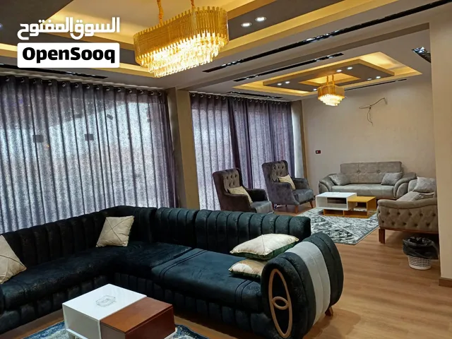 ايجار  و للبيع  في اللبيني فيصل الرئيسي  3 غرف و 3 حمام يوجد بلكونه كبيره بها نافوره و مكيفه بالكامل