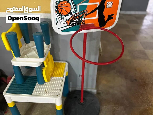 طاولة أطفال مع عمود كرة سله