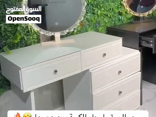 تواليت خشبي لغرفة النوم مع مراية كريستال مضيءة لون ابيض ولون اسود