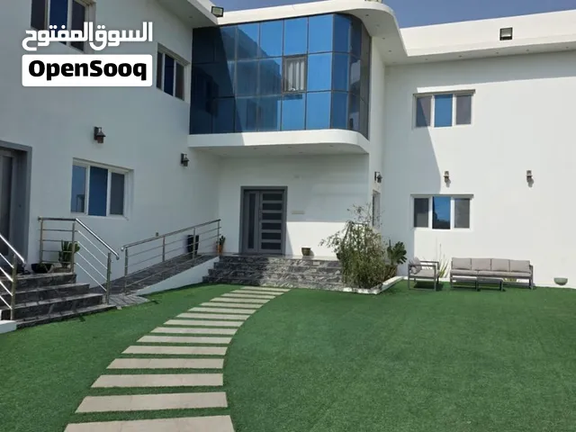 للبيع إستراحه في أرض سكنيه 1200م الرميس جنوب قريبه جدا من الشارع العام بها فيلا طابقين و3 برك سباحه