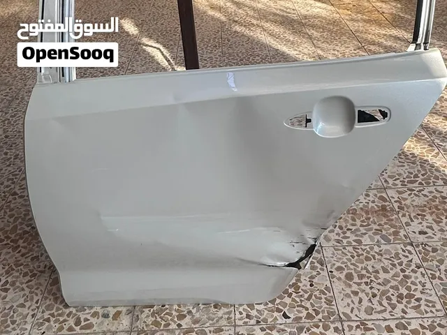 باب تيوتا كورلا 2024 ساز خليجي لون لؤلؤي مضربوب للبيع