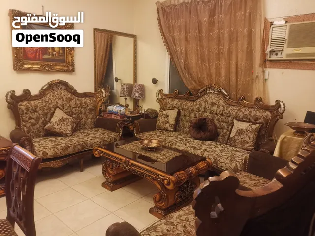 كنب مع طاولة وسط