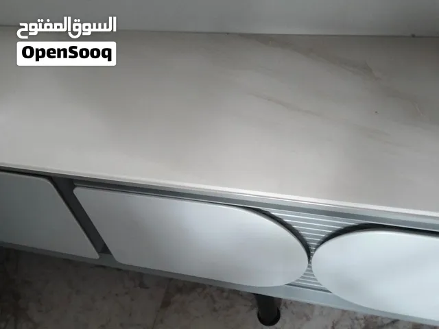 طاوله للبيع بحالة جيدة