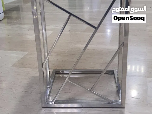 طاولة جانبية صغيرة القمة سوداء والارجل معدنية شياكة واناقة لدى البدر العالمية للمفروشات بالخوير