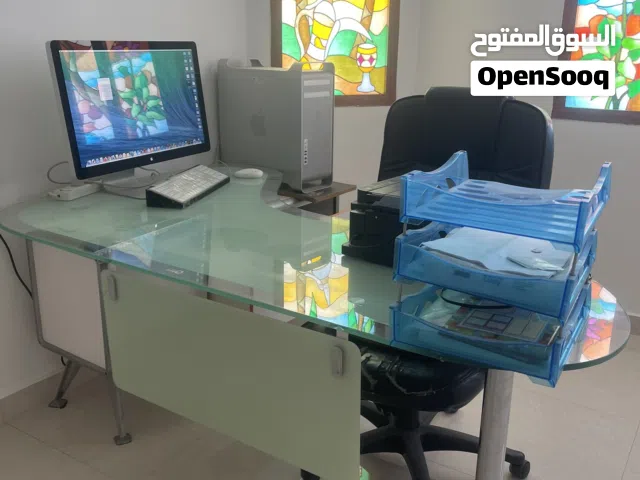 كمبيوتر ابل ماك برو نظام OS X الذاكرة 24 GB مع طاولة وطابعة و كرسي وحامل ورق