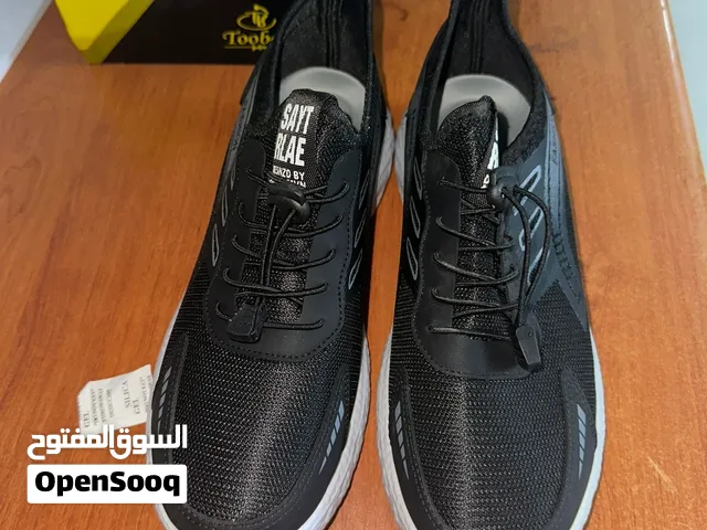 بوت اسود جديد ولا لبسة رياضي كوبي اديداس بضبان مريح جدا بعده جديد ولا لبسه بالكرتونة برباط مطاط قماش