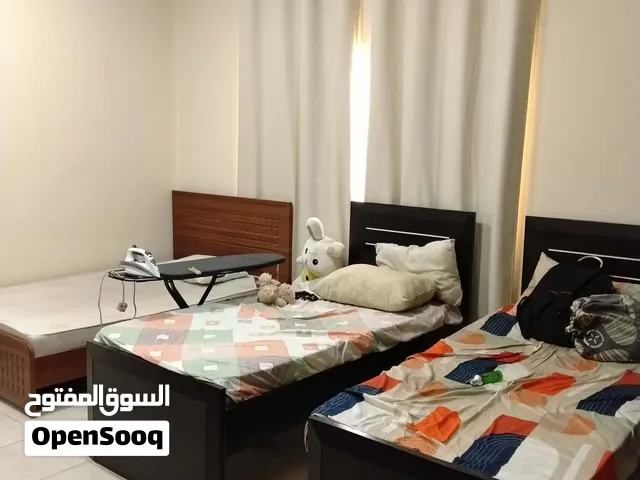غرفة نوم كاملة بلون بني خشب داكن أنيق وبحالة ممتازة