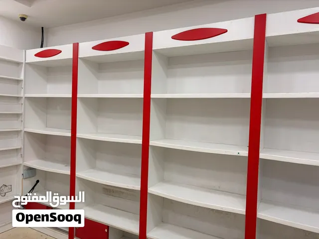 تجهيزات محل تجاري – أرفف خشبية وكاونتر زجاج