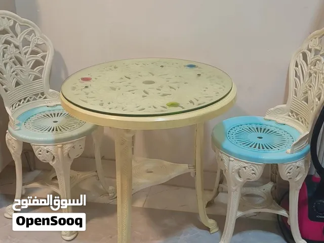 طاوله او مع كراسي ثنين للبيع مستخدم قليل للشراي فقط