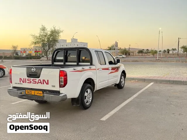 نيسان نافارا 2014 بيك اب خليجي مرخصة بحالة ممتازة مع أنوار نهارية وداخل خمري