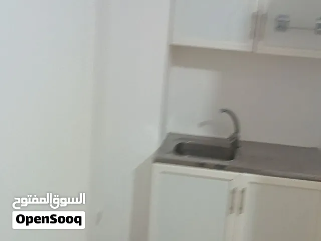 للايجار استديو مع بلكونه في ابو ظبي منطقه الخالديه قريب من حديقه الخالديه