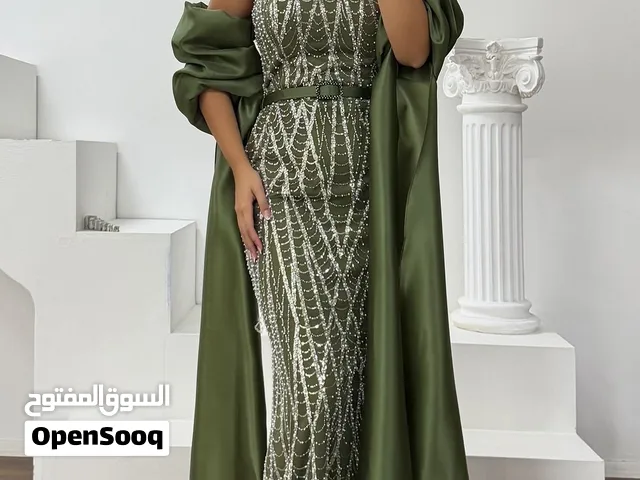 فستان سهرة يجمع بين الفخامة والرقي باللون الزيتي نمرة S