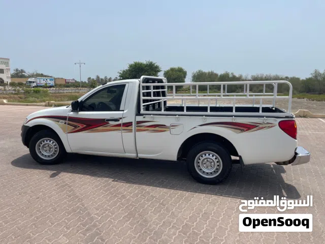 ميتسوبيشي L200 بيك اب 2013 موديل نظيف أبيض بنزين مع ناقل يدوي للإيجار اليومي