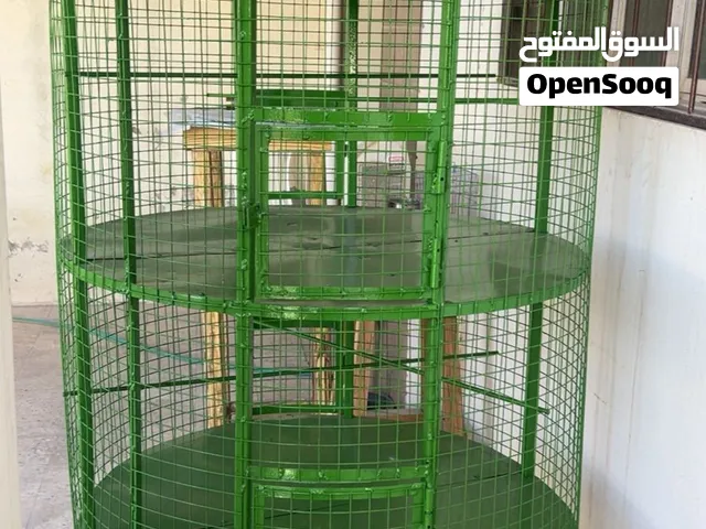 قفص مع طيور الأليفة