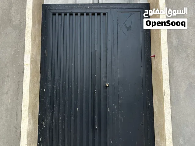 باب سحاب ً الطول 4.5*2.30 باب باب رئيسي الطول 2:30 عرض 1:50