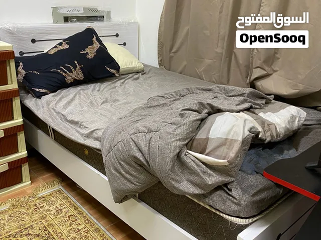 سرير للبيع شبه جديد