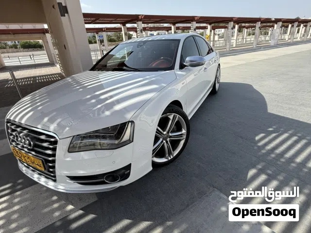 سيارة أودي S8 2014 صالون / سيدان بألوان أبيض وداخل أحمر مع تقنيات حديثة وتباليس خليجي